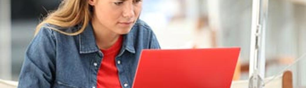 Jeune femme travaillant sur son ordinateur