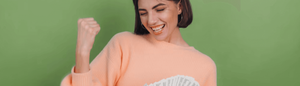 Femme heureuse qui tient une liasse de billets