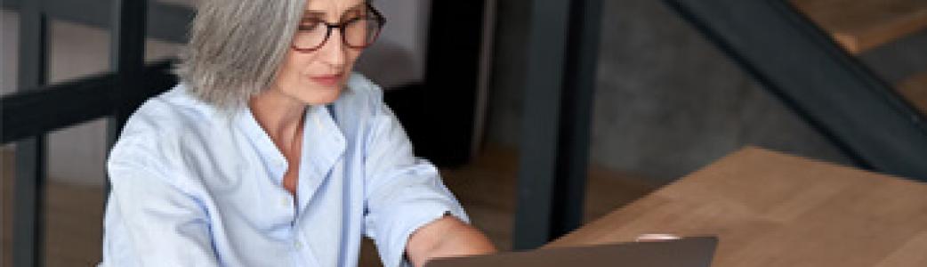 Femme devant son ordinateur