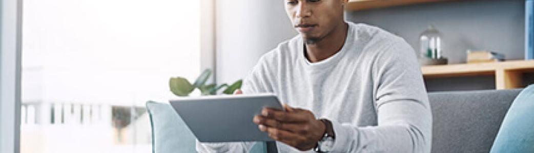 Homme sur sa tablette