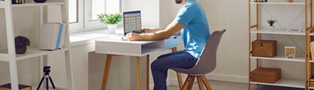Homme qui travaille sur son ordinateur