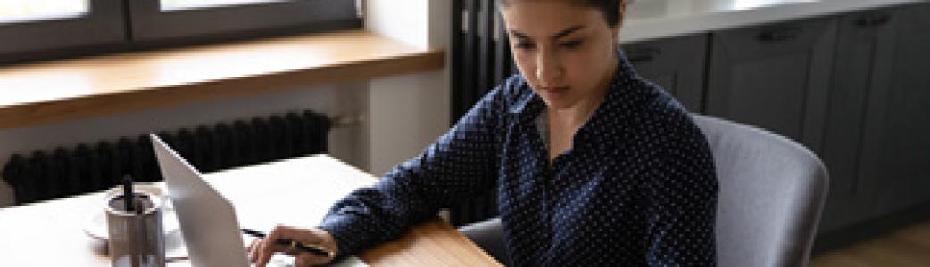 Femme travail ordinateur