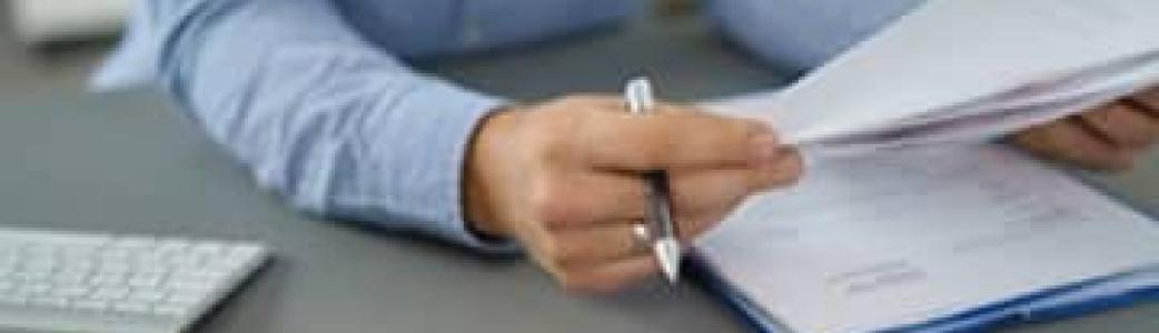 Homme lisant un document