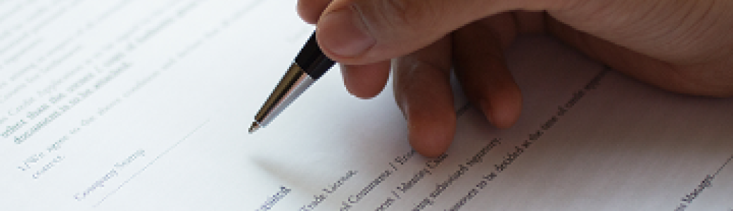 Homme signant un contrat
