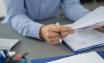 Homme lisant un document
