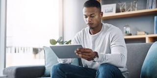 Homme sur sa tablette