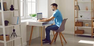 Homme qui travaille sur son ordinateur