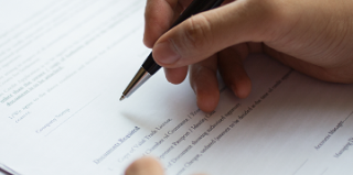 Homme signant un contrat