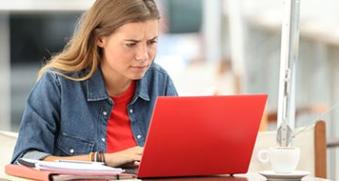 Jeune femme travaillant sur son ordinateur