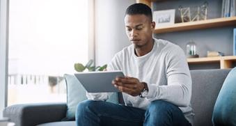 Homme sur sa tablette