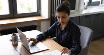 Femme travail ordinateur