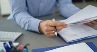 Homme lisant un document