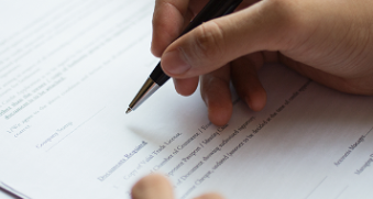 Homme signant un contrat