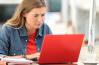 Jeune femme travaillant sur son ordinateur