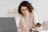 Femme qui travaille avec son ordinateur et son téléphone