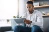 Homme sur sa tablette