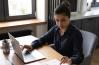 Femme travail ordinateur