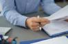 Homme lisant un document
