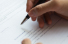 Homme signant un contrat