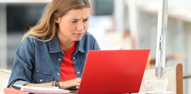Jeune femme travaillant sur son ordinateur